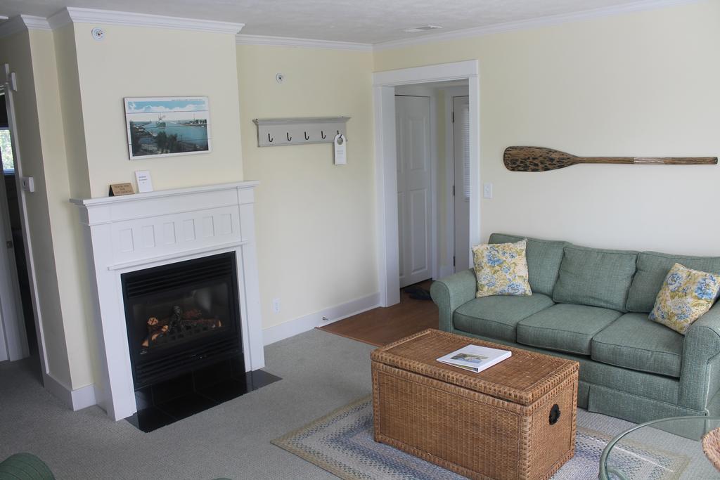 Captain'S Cottage Suites Grand Haven Room photo