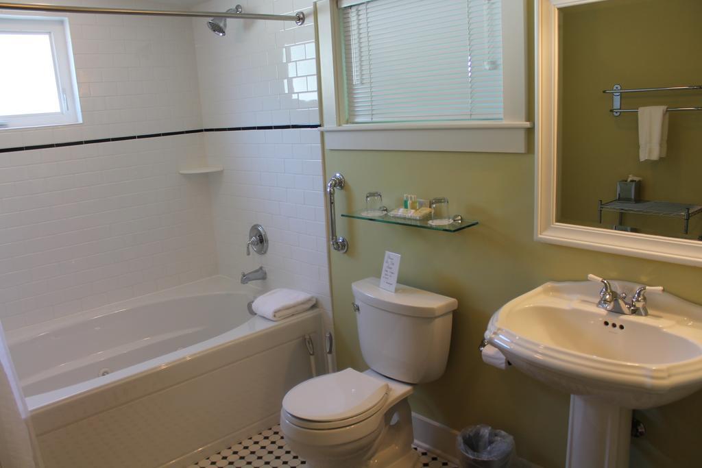 Captain'S Cottage Suites Grand Haven Room photo