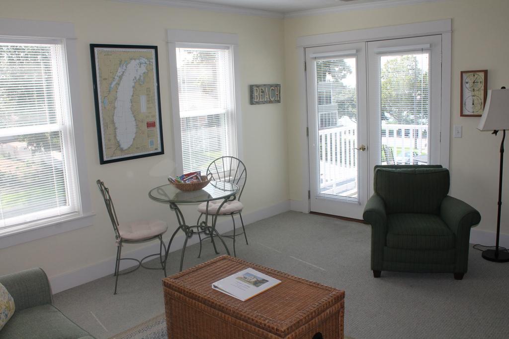 Captain'S Cottage Suites Grand Haven Room photo